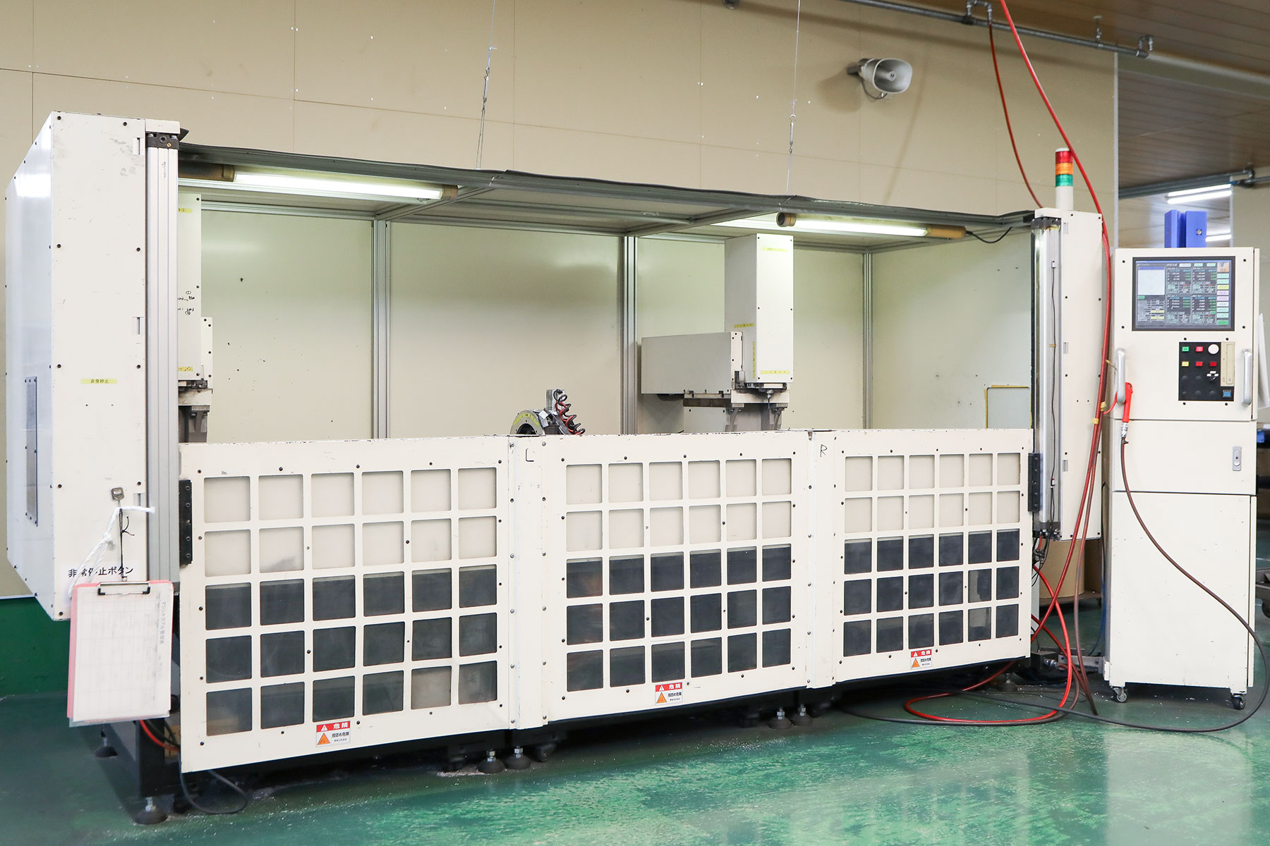 試作や小ロットからの生産にも対応し、
初期投資を抑えたモノづくりを
しっかりとサポートします。