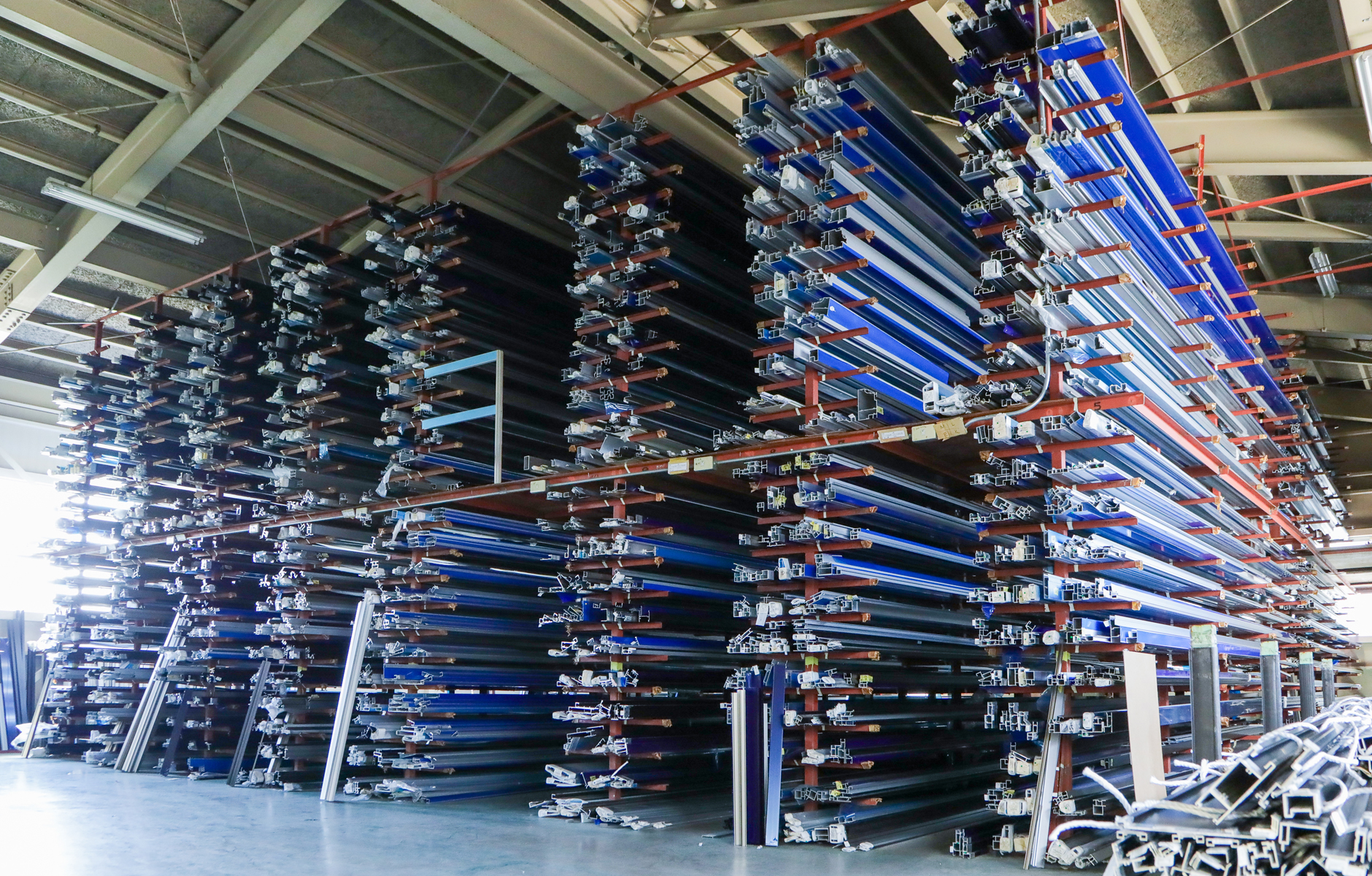 長年にわたる信頼と実績を背景に、
安定したアルミ素材の供給体制を確立しています。